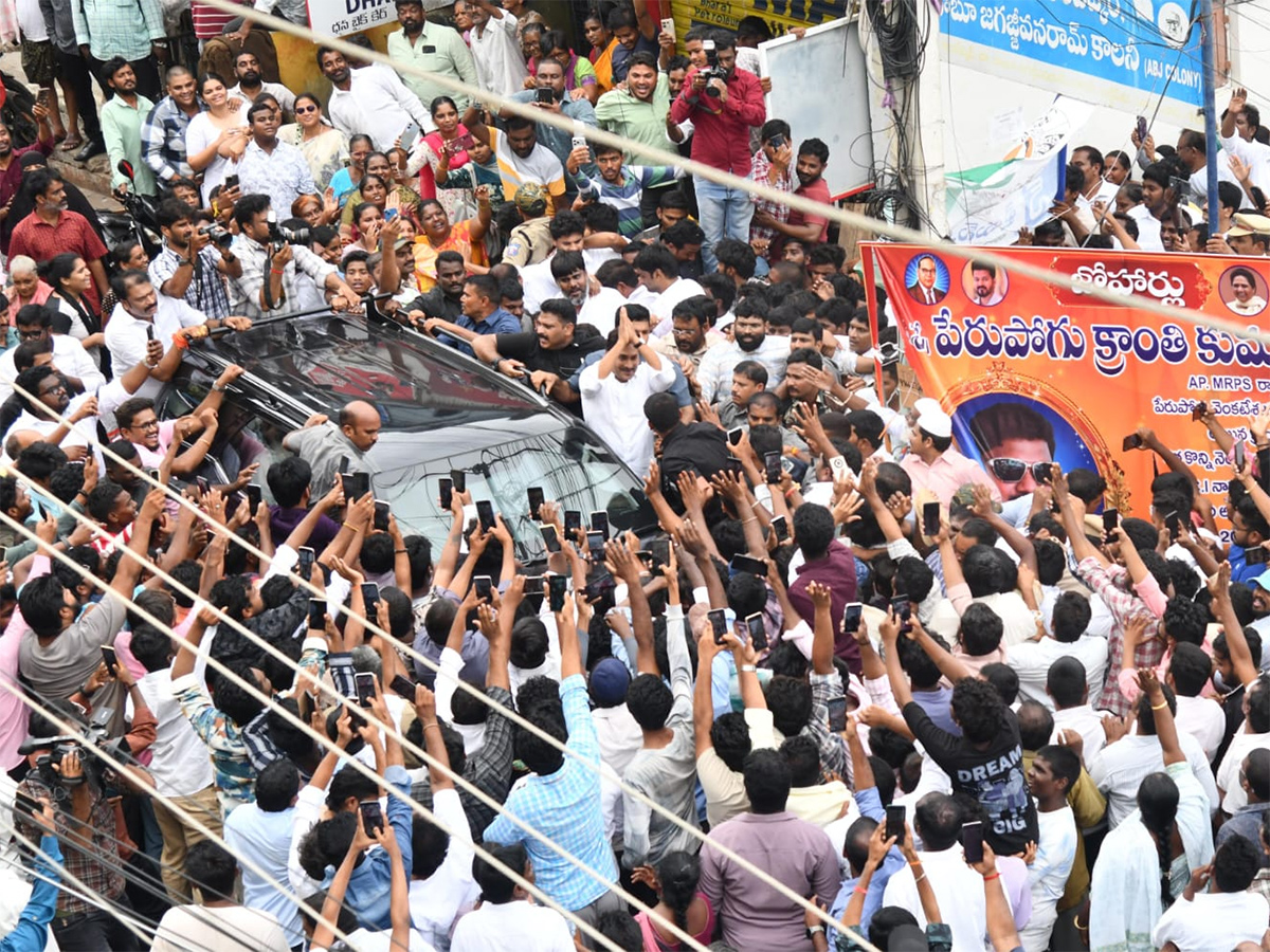 YS Jagan Consoles Kranthi Kumar Family Vijayawada HD Photos17