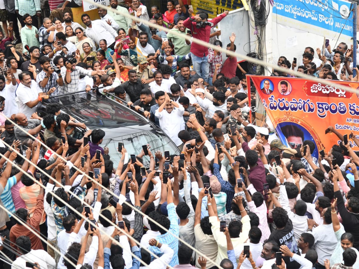 YS Jagan Consoles Kranthi Kumar Family Vijayawada HD Photos18