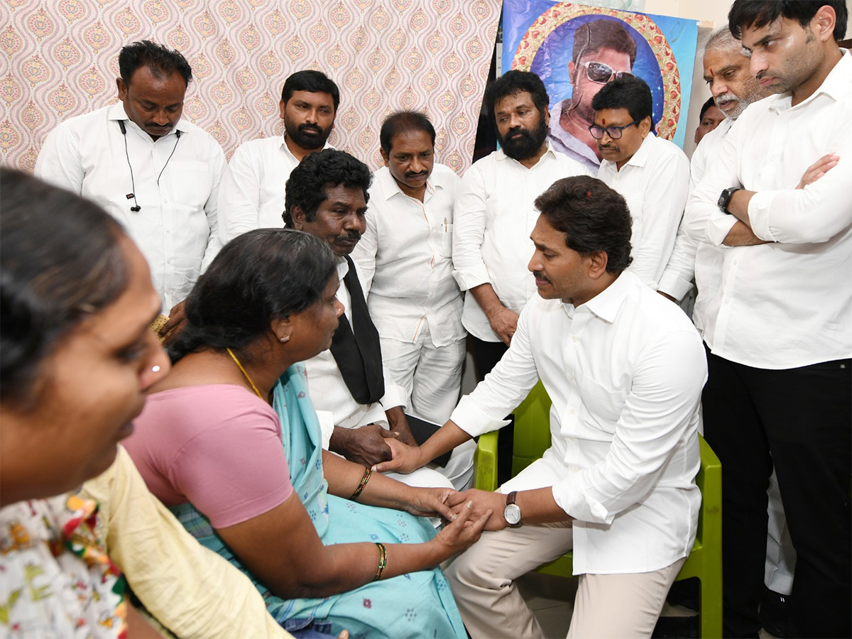 YS Jagan Consoles Kranthi Kumar Family Vijayawada HD Photos19
