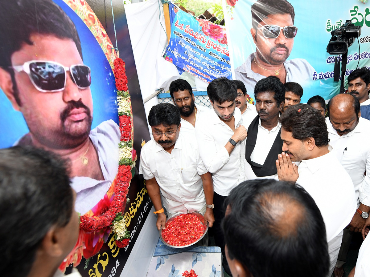 YS Jagan Consoles Kranthi Kumar Family Vijayawada HD Photos2