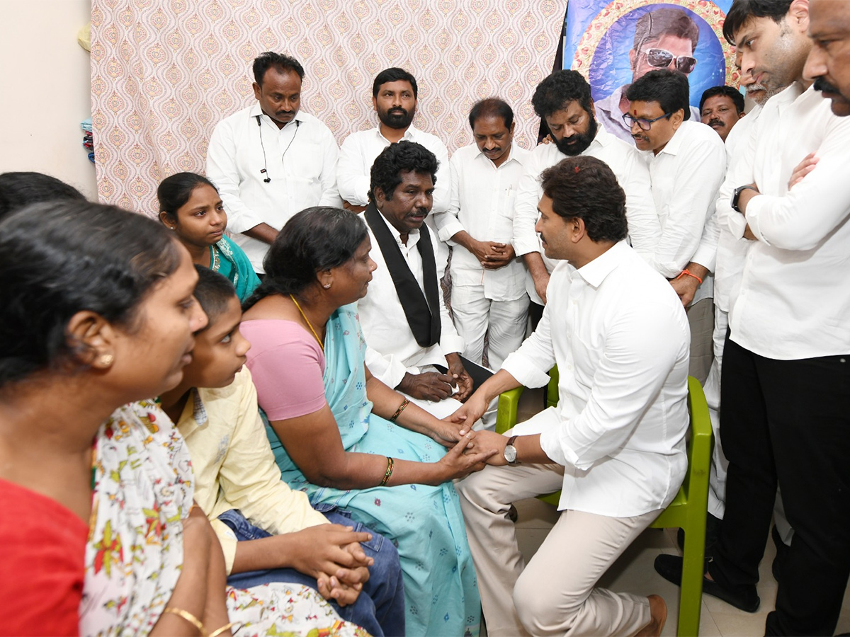 YS Jagan Consoles Kranthi Kumar Family Vijayawada HD Photos3