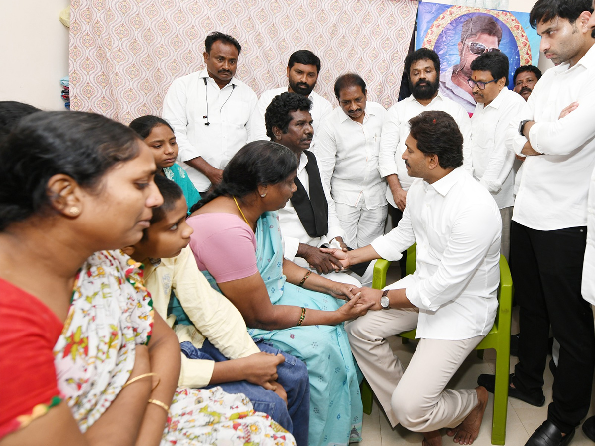 YS Jagan Consoles Kranthi Kumar Family Vijayawada HD Photos4