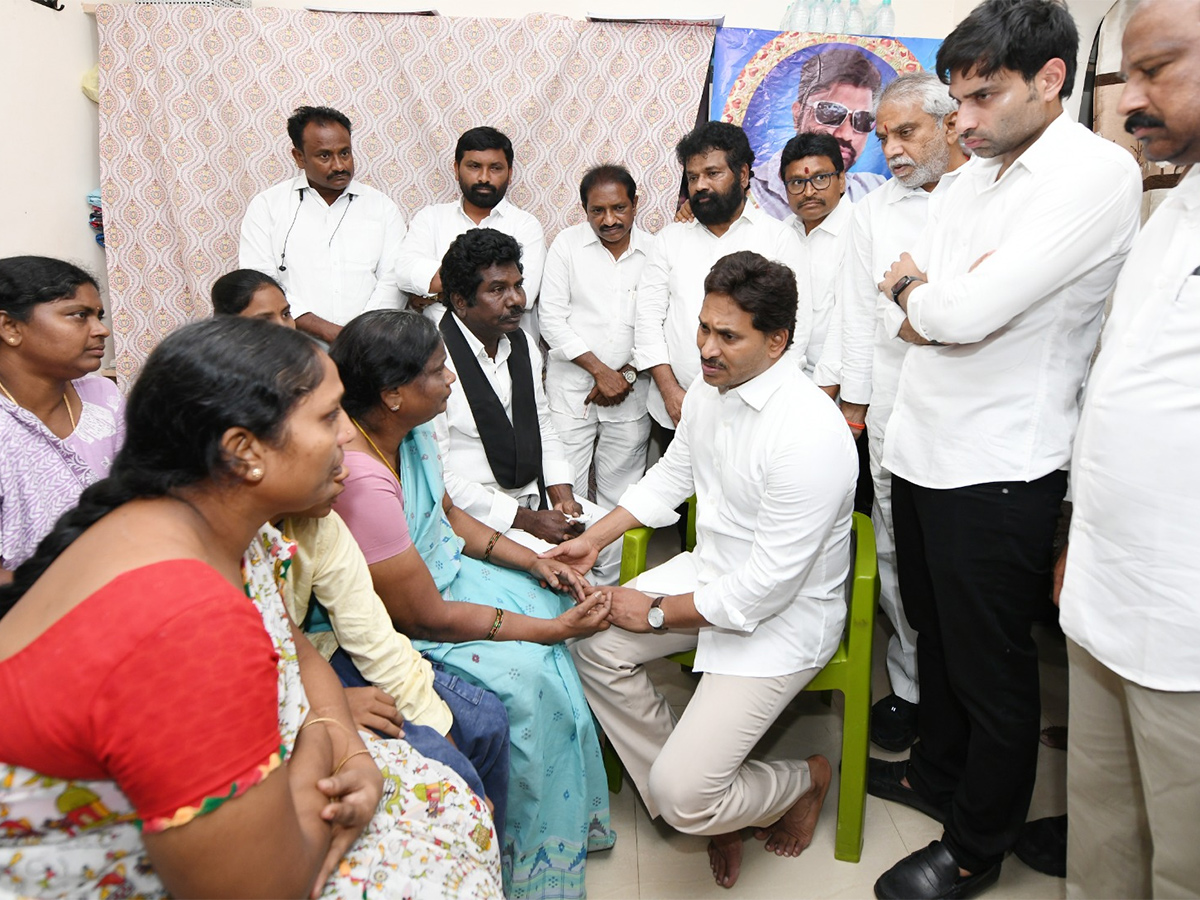 YS Jagan Consoles Kranthi Kumar Family Vijayawada HD Photos5