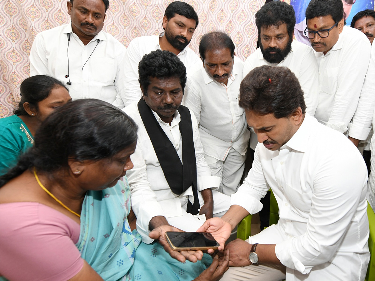 YS Jagan Consoles Kranthi Kumar Family Vijayawada HD Photos6