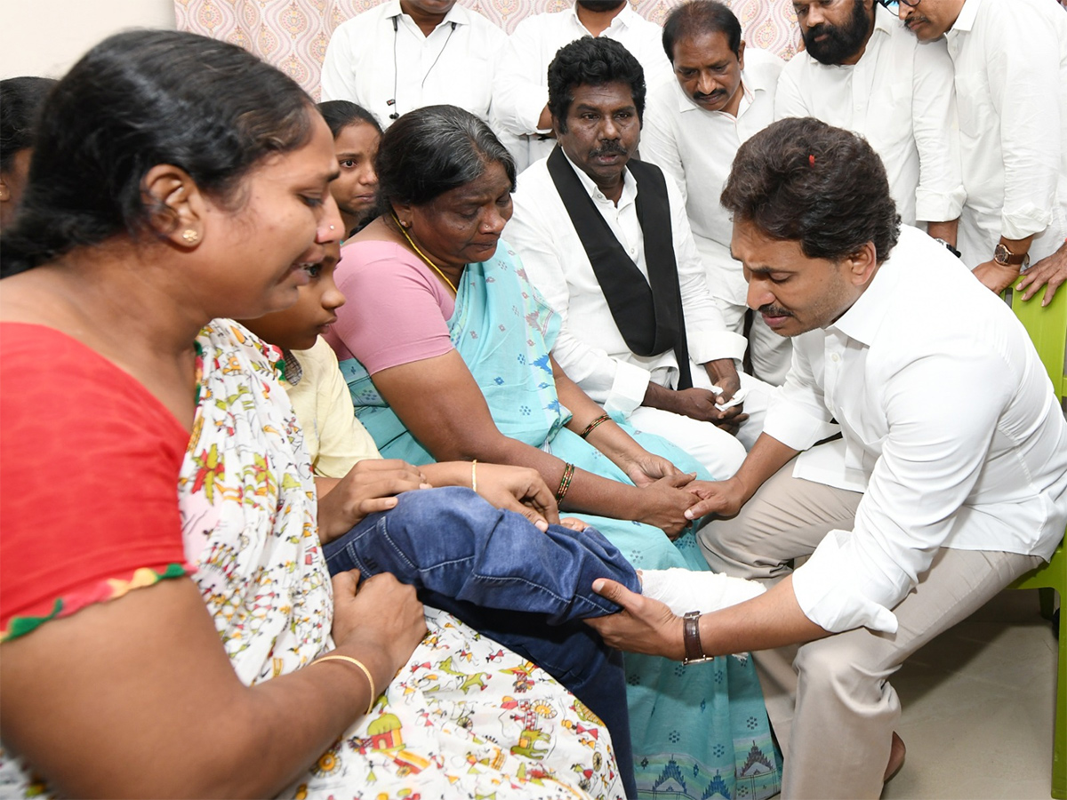 YS Jagan Consoles Kranthi Kumar Family Vijayawada HD Photos7