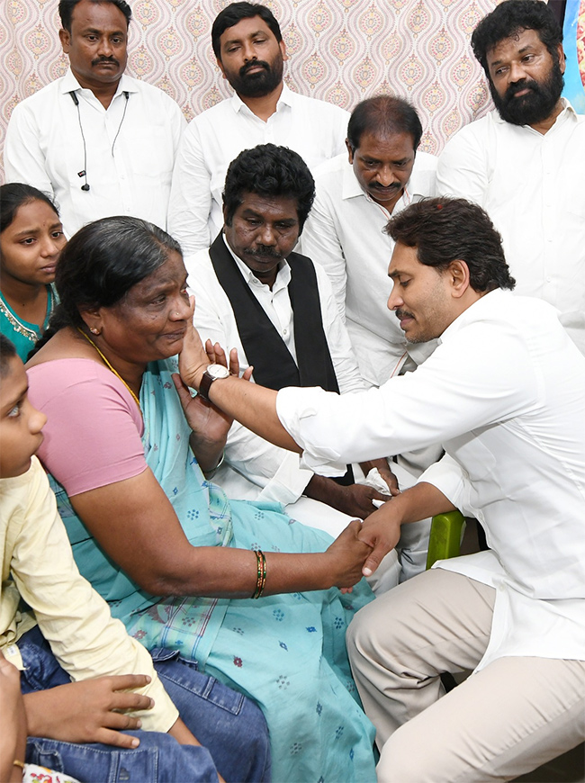 YS Jagan Consoles Kranthi Kumar Family Vijayawada HD Photos8