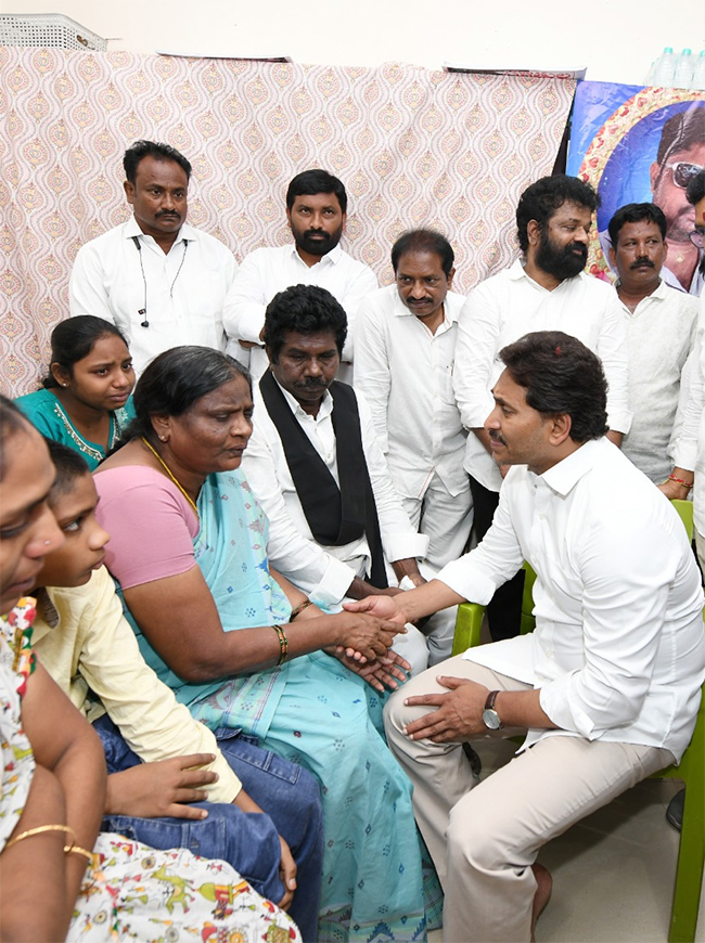 YS Jagan Consoles Kranthi Kumar Family Vijayawada HD Photos9