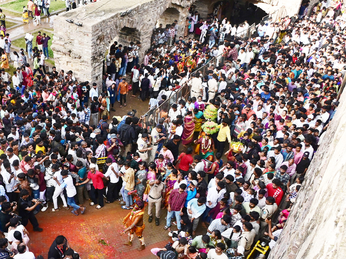 Seeking the Blessings of Goddess Mahankali at Golconda Hyderabad4