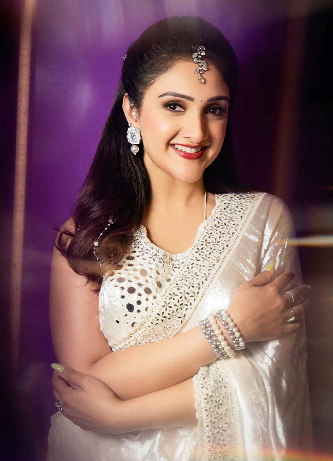 Sridevi Vijaykumar Stuns in a Gorgeous White Saree Photos2