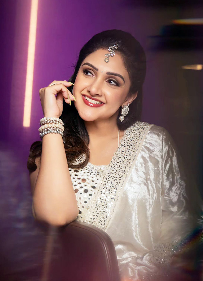 Sridevi Vijaykumar Stuns in a Gorgeous White Saree Photos3
