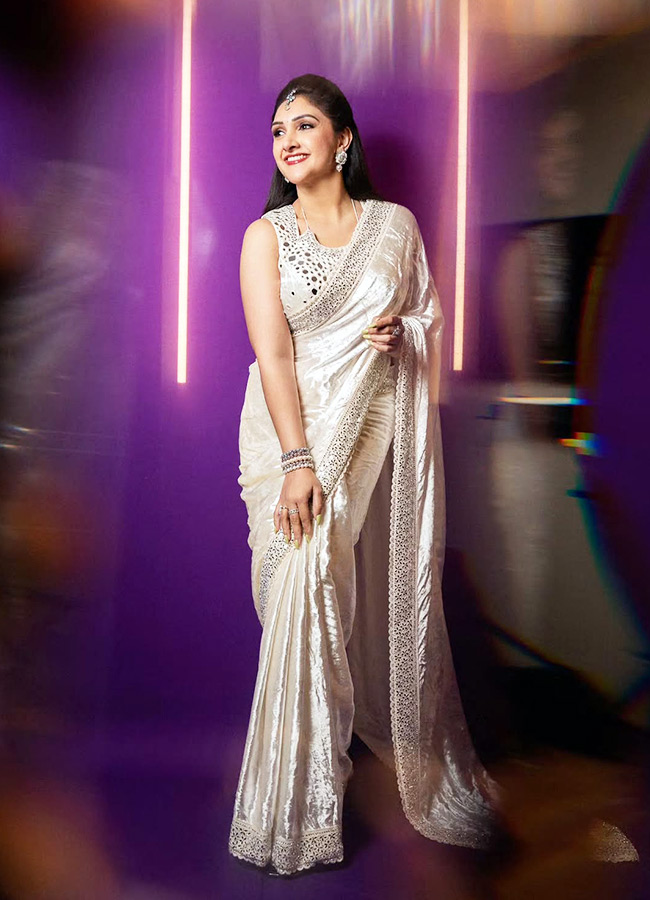 Sridevi Vijaykumar Stuns in a Gorgeous White Saree Photos9