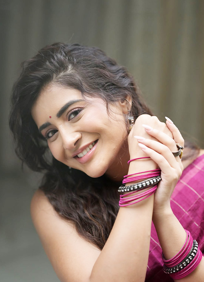 Rashi Singh Looks Graceful in a Traditional Saree Photos2
