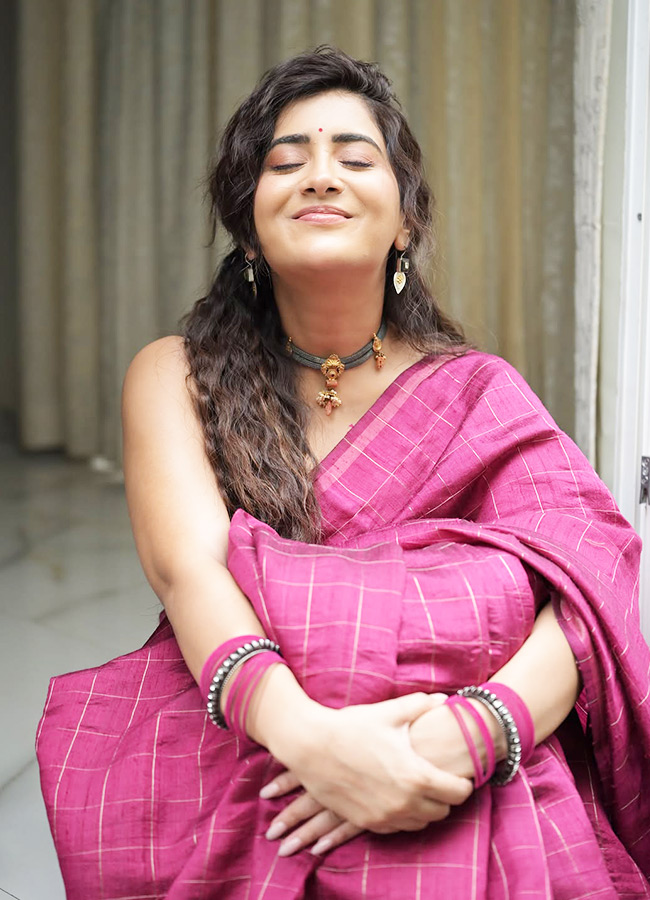 Rashi Singh Looks Graceful in a Traditional Saree Photos4