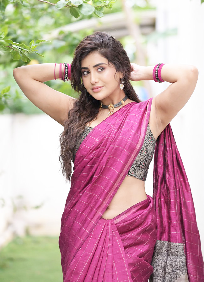 Rashi Singh Looks Graceful in a Traditional Saree Photos9