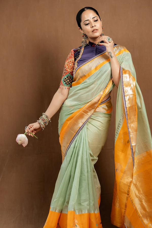 Anasuya Bharadwaj Stunning Looks In Saree Photos9