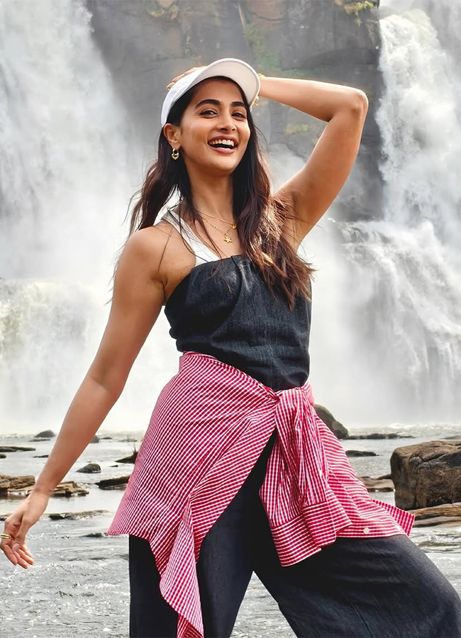 Jana Nayagan Movie : Actress Pooja Hegde Trending Photos15