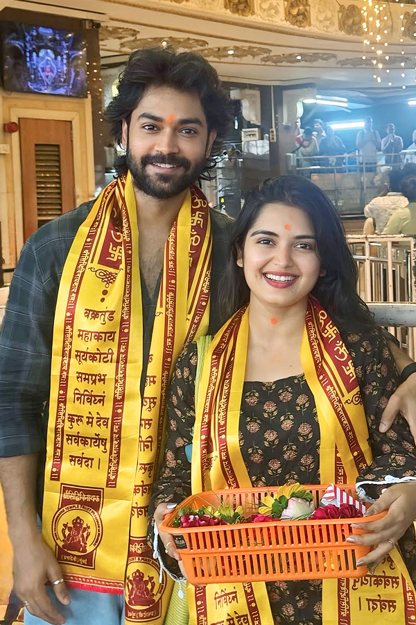 TV actors Priyanka Jain And Shiva Kumar at Siddi Vinayaka temple Photos2