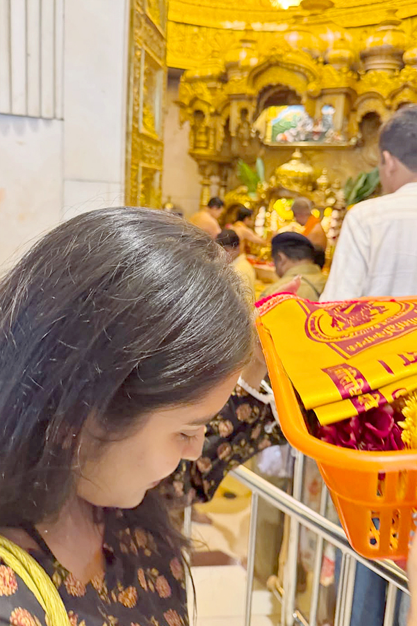 TV actors Priyanka Jain And Shiva Kumar at Siddi Vinayaka temple Photos4