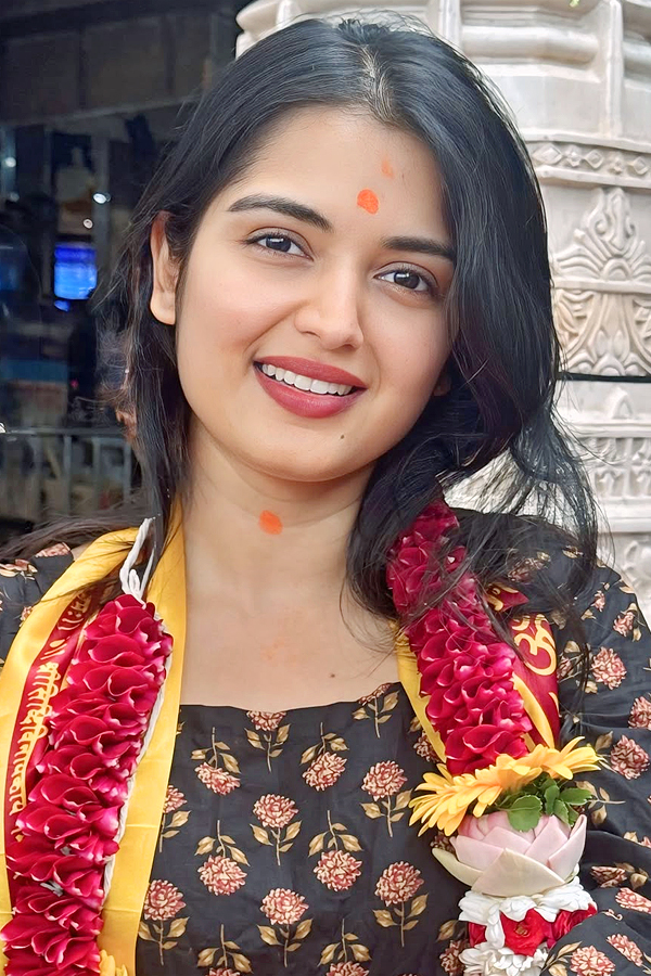 TV actors Priyanka Jain And Shiva Kumar at Siddi Vinayaka temple Photos5
