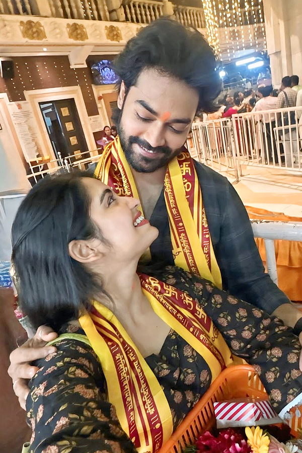 TV actors Priyanka Jain And Shiva Kumar at Siddi Vinayaka temple Photos7