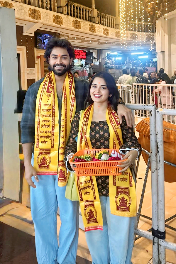 TV actors Priyanka Jain And Shiva Kumar at Siddi Vinayaka temple Photos9