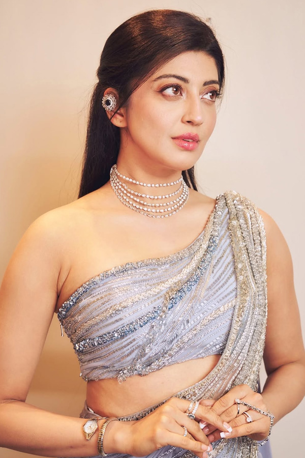 Actress Pranitha Subhash Stunning Photos2