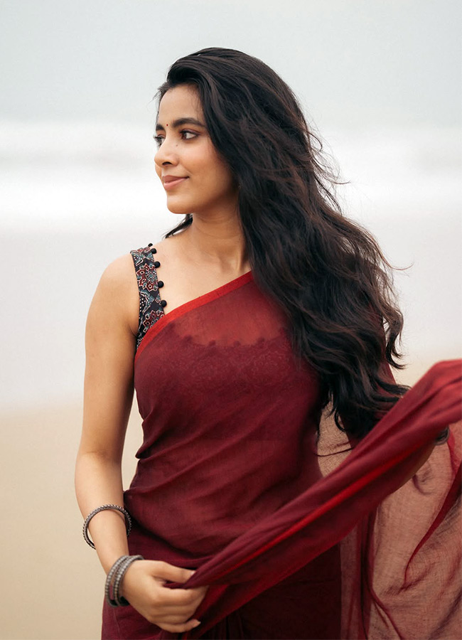 Shivani Nagaram Stuns in a Maroon Saree Latest Photos10
