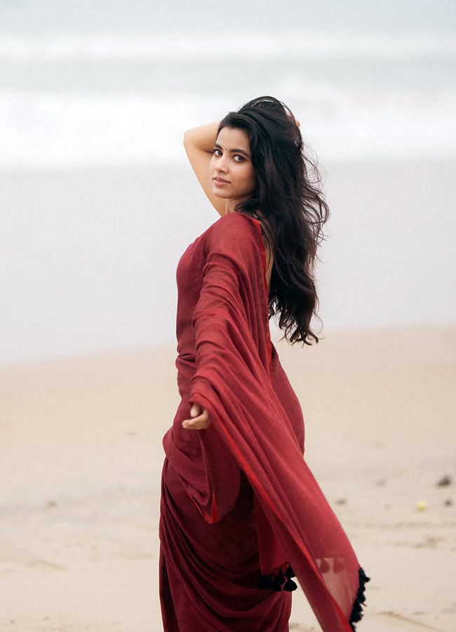 Shivani Nagaram Stuns in a Maroon Saree Latest Photos12
