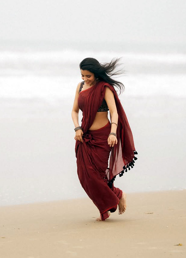 Shivani Nagaram Stuns in a Maroon Saree Latest Photos14