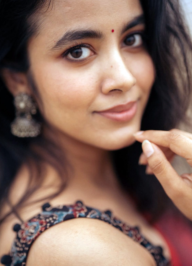 Shivani Nagaram Stuns in a Maroon Saree Latest Photos2