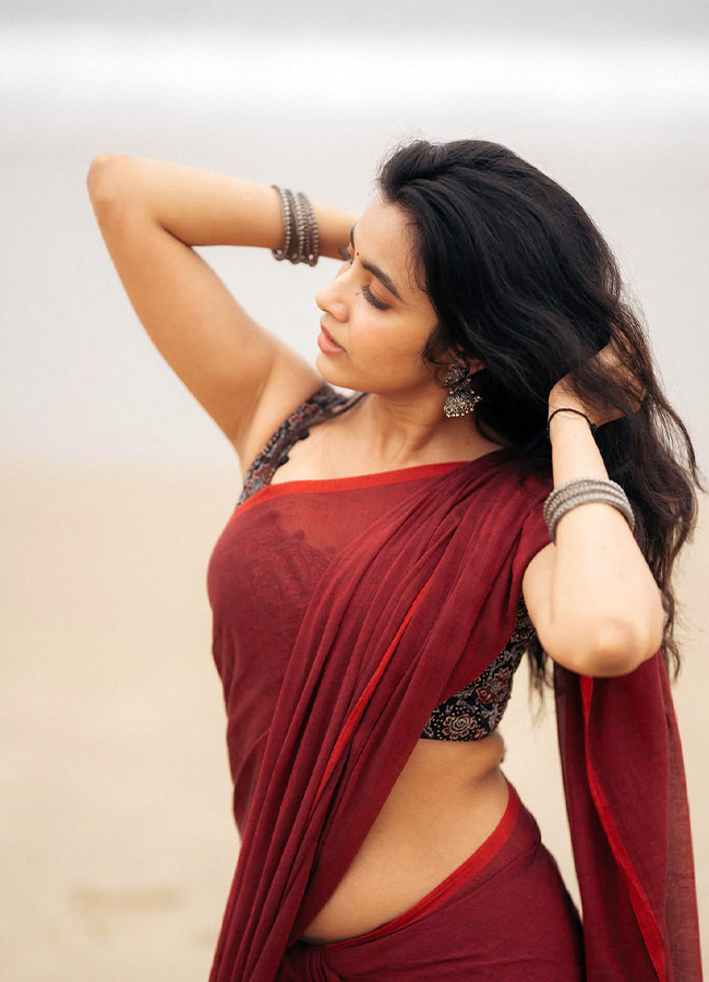 Shivani Nagaram Stuns in a Maroon Saree Latest Photos3