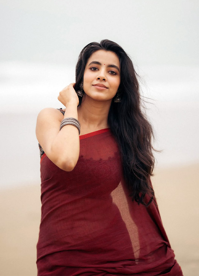 Shivani Nagaram Stuns in a Maroon Saree Latest Photos4