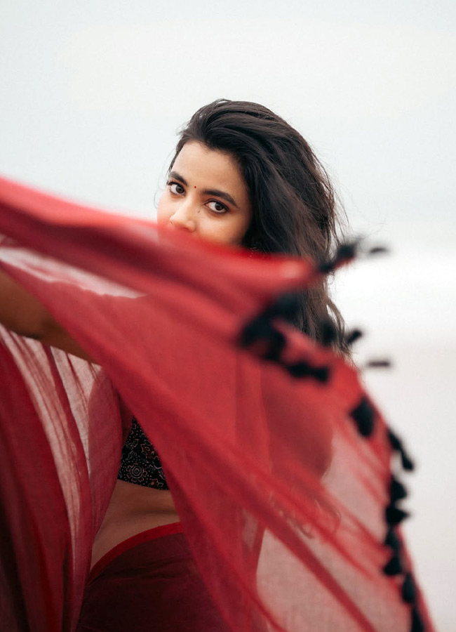 Shivani Nagaram Stuns in a Maroon Saree Latest Photos5