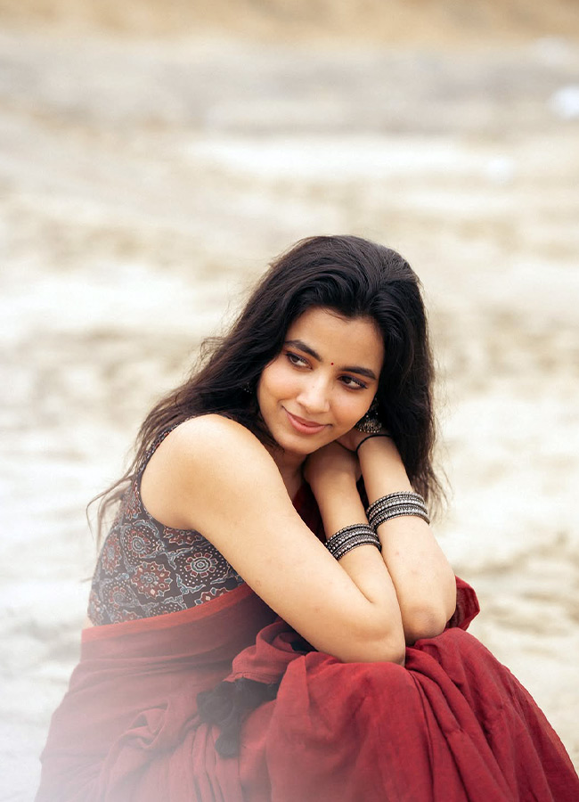 Shivani Nagaram Stuns in a Maroon Saree Latest Photos7