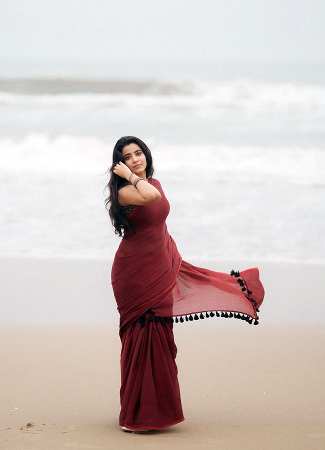 Shivani Nagaram Stuns in a Maroon Saree Latest Photos8