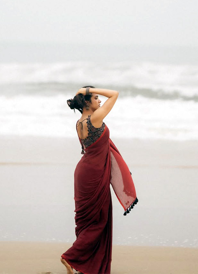 Shivani Nagaram Stuns in a Maroon Saree Latest Photos9