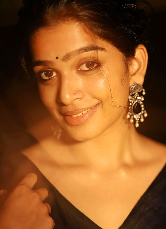 Malayalam Beauty Dazzles in a Black Saree Photos2