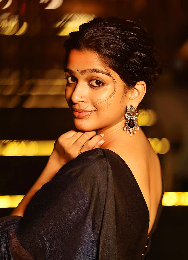Malayalam Beauty Dazzles in a Black Saree Photos3