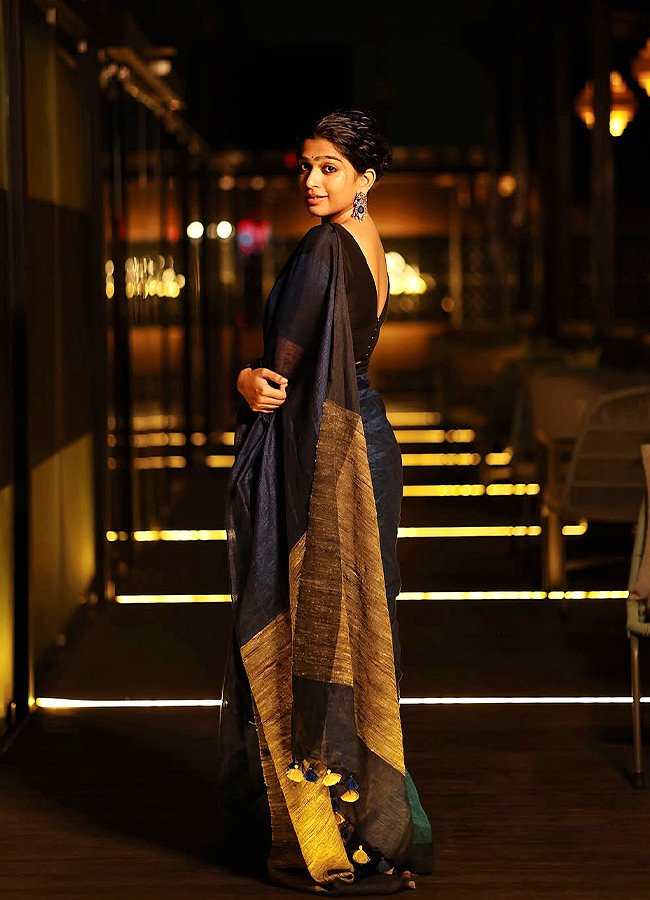 Malayalam Beauty Dazzles in a Black Saree Photos4