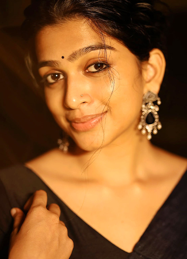 Malayalam Beauty Dazzles in a Black Saree Photos5