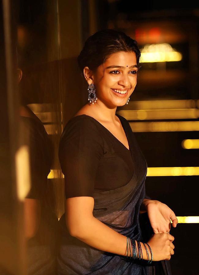 Malayalam Beauty Dazzles in a Black Saree Photos6