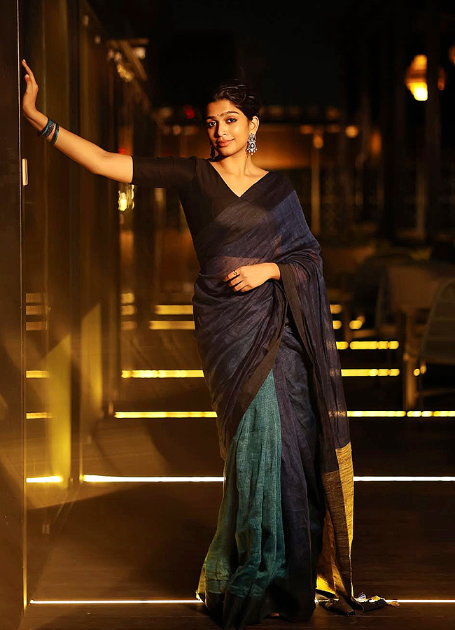 Malayalam Beauty Dazzles in a Black Saree Photos7