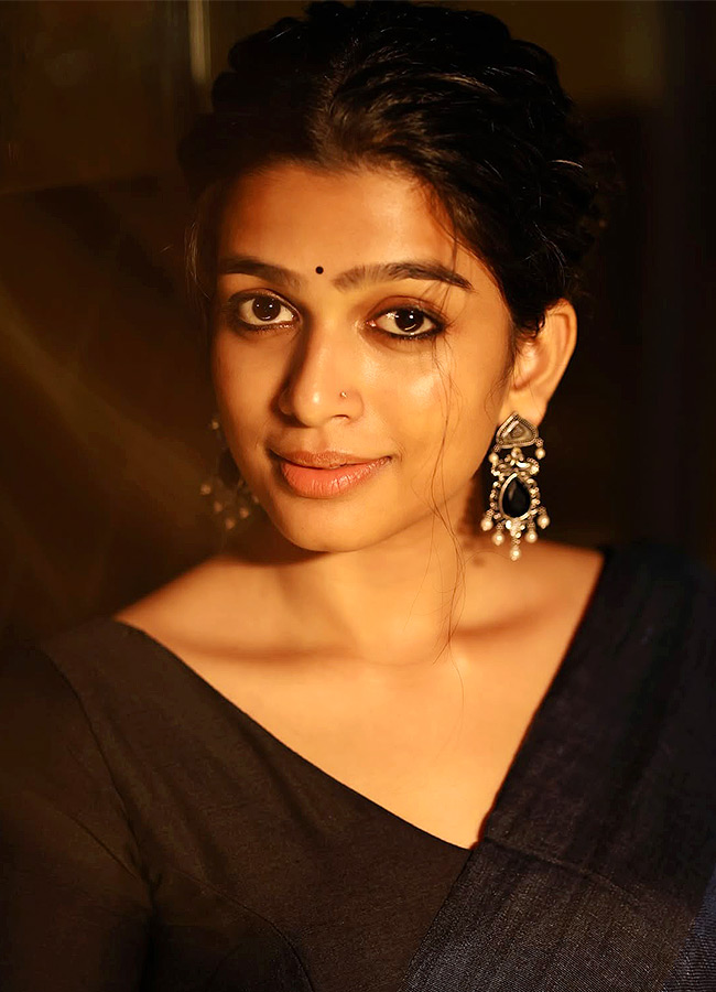 Malayalam Beauty Dazzles in a Black Saree Photos8