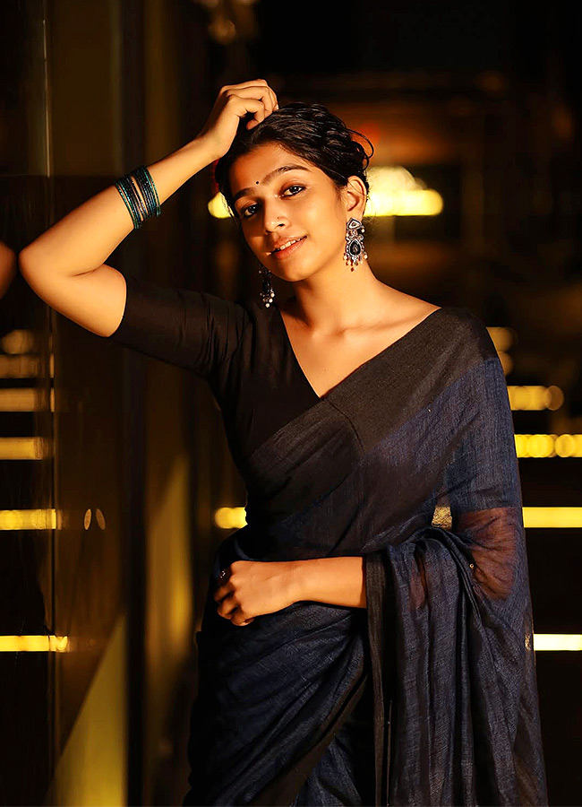 Malayalam Beauty Dazzles in a Black Saree Photos9
