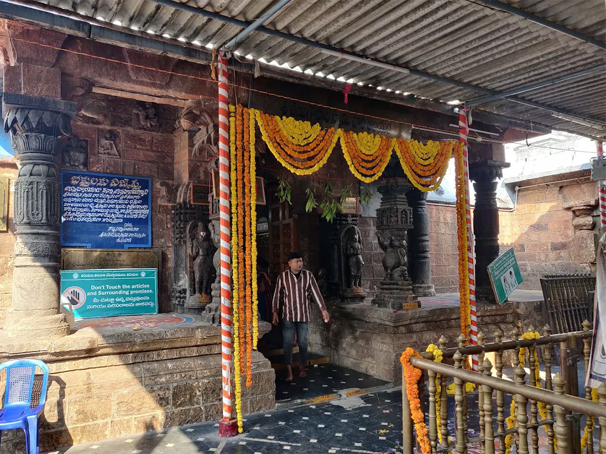 Devotional : Upamaka Sri Venkateswara Swamy Temple HD Photos11