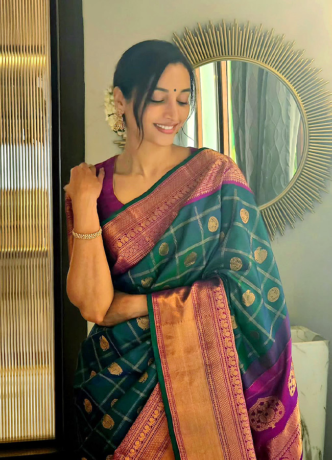 Srinidhi Stuns with Her Stunning Looks Photos10