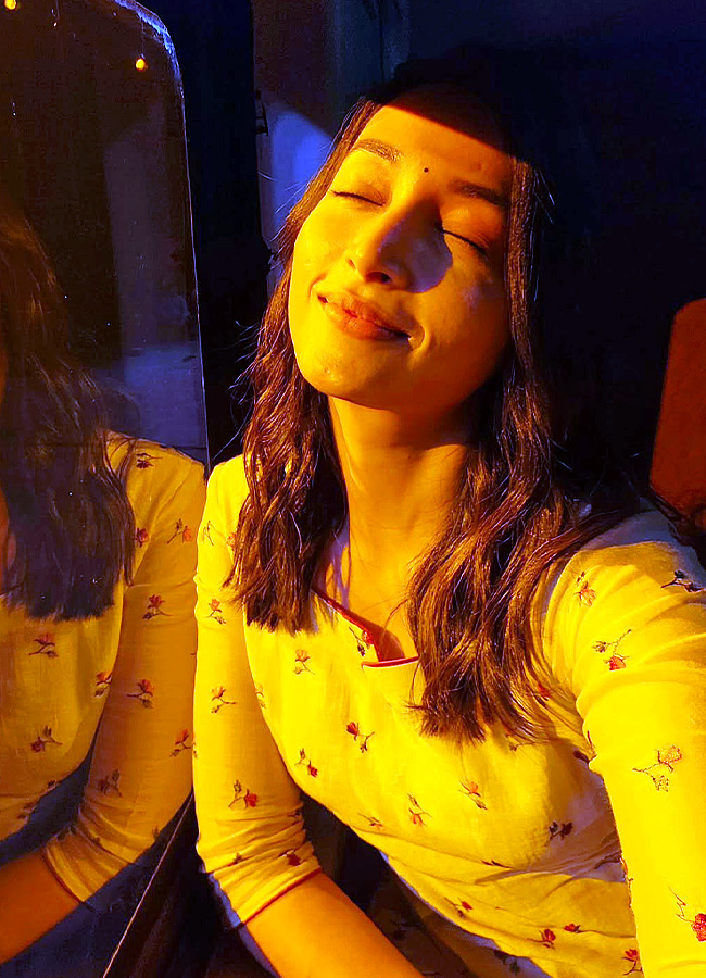 Srinidhi Stuns with Her Stunning Looks Photos13