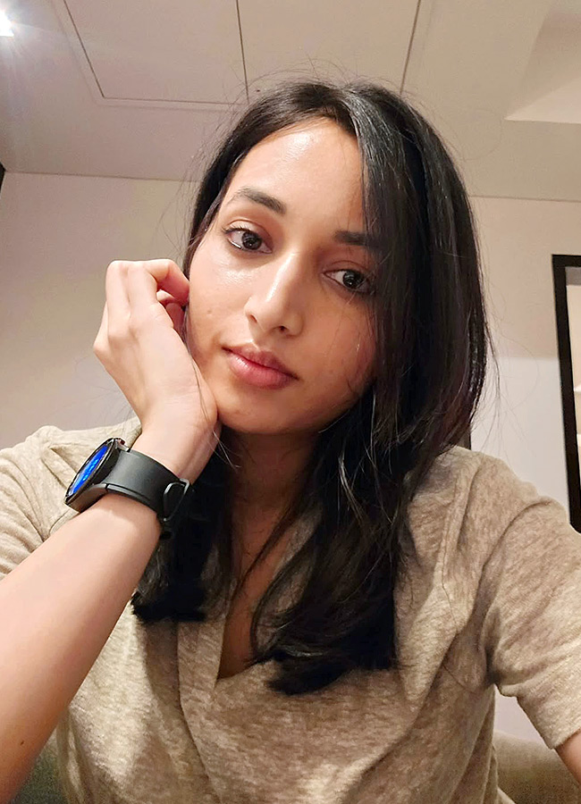 Srinidhi Stuns with Her Stunning Looks Photos14