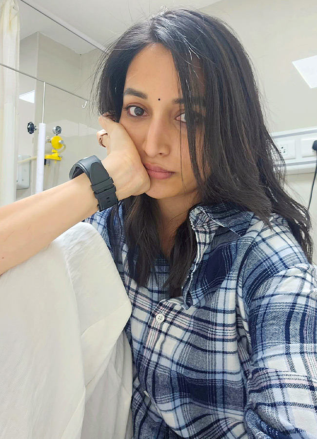 Srinidhi Stuns with Her Stunning Looks Photos2