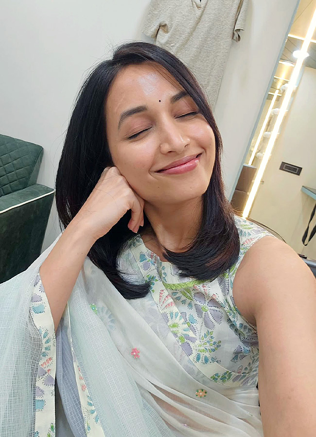 Srinidhi Stuns with Her Stunning Looks Photos7